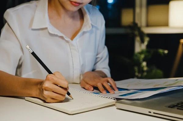 Làm việc chăm chỉ để gặt hái thành công. 9 Phầm chất cần phải có của Nhà lãnh đạo